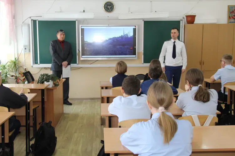Беседы по предупреждению правонарушений провели в школах Свободного после случая с подростками, оставившими на рельсах посторонние предметы 