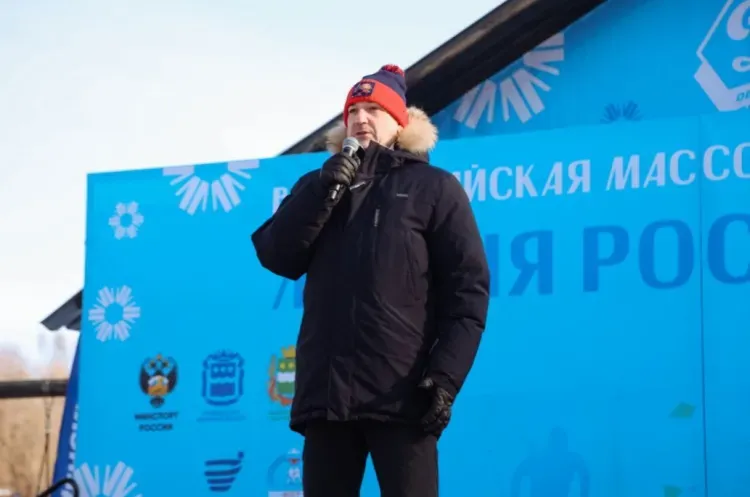 Губернатор Приамурья Василий Орлов вместе с семьей вышел на старт "Лыжни России" в Благовещенске