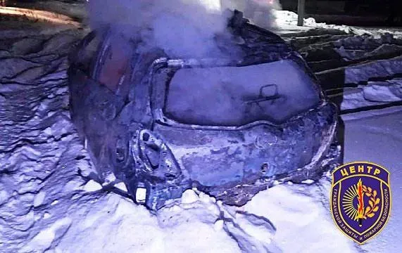 Автомобиль и трактор сгорели в гараже в амурском селе