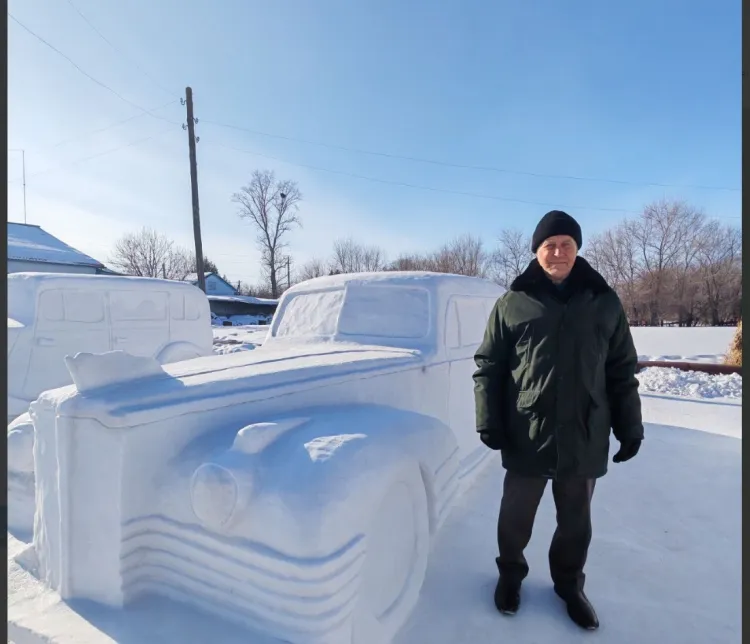 Исторические автомобили вылепил в своем дворе житель Приамурья