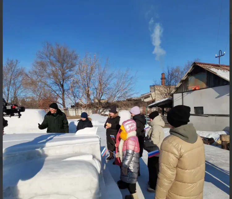 Исторические автомобили вылепил в своем дворе житель Приамурья