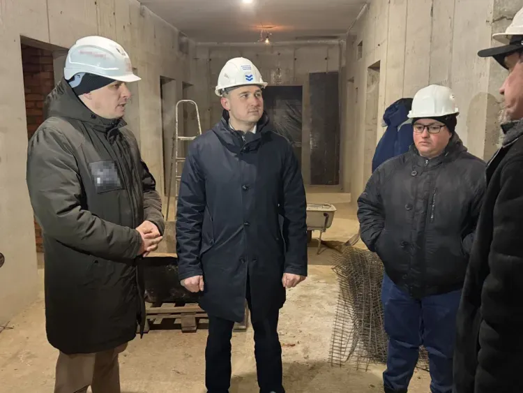 Министр проверил строительство поликлиники в Октябрьском округе