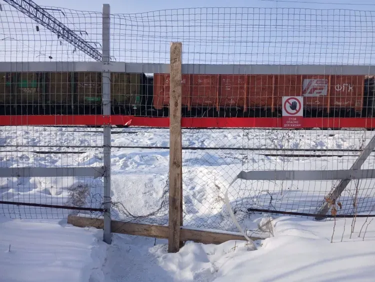 Профилактический рейд провели сотрудники ЗабЖД в местах несанкционированных проходов через пути на станции Серышево
