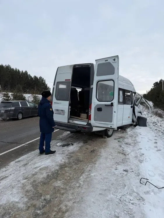 Пять человек пострадали после столкновения автокрана и "Газели" под Свободным 