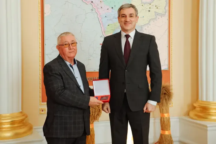 Губернатор Амурской области вручил высокую награду директору агрокомпании