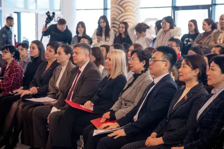 Чиновники из Хэйхэ посетили российскую школу, где изучают китайский язык