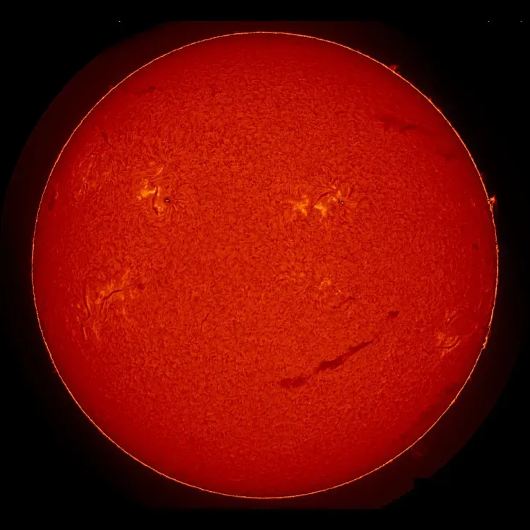 Солнце "улыбнулось" Земле: ученые сообщили об огромной аномалии у звезды