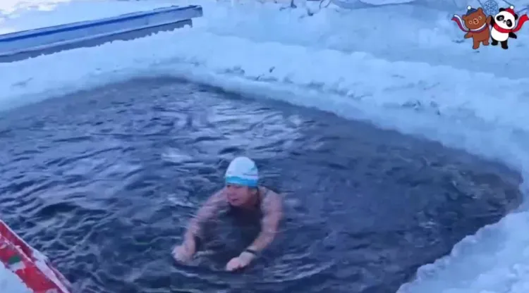 Пловцы из Китая тренируются в ледяном Амуре в преддверии фестиваля "ЗимФестАмур"