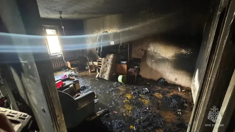 Мужчины скончались в машине скорой помощи после пожара в Благовещенске