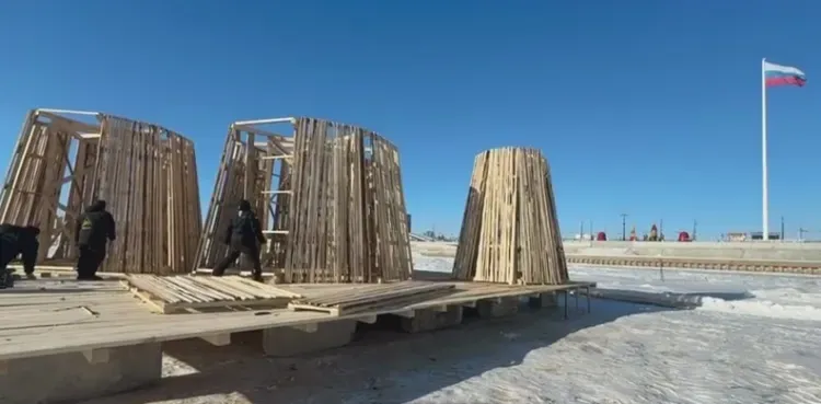 Громадное чучело с мусором сожгут на реке Амур