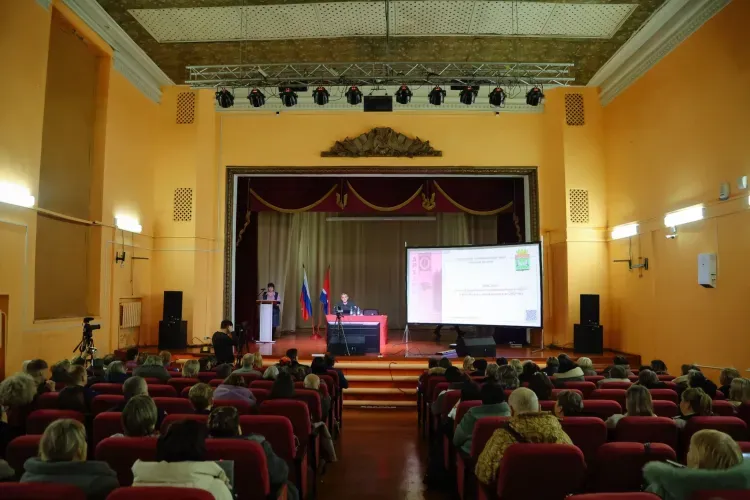 Пассажирские перевозки, ремонт поликлиник, благоустройство поселков обсудили губернатор и жители