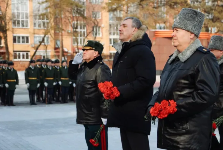 Губернатор Приамурья возложил цветы к мемориалу Защитников Отечества в Благовещенске
