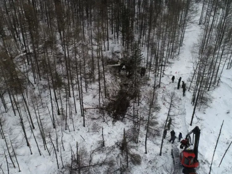 Показаны фото с места крушения вертолета в Амурской области