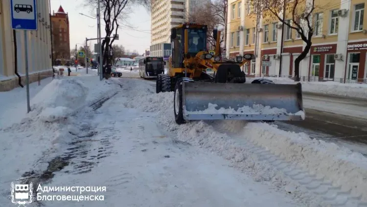 Снег активно чистят в Благовещенске 