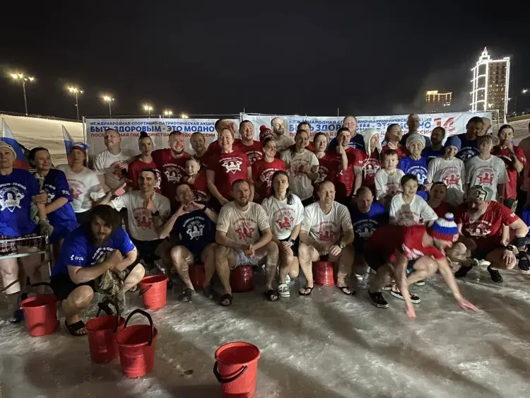 В Благовещенске десятки людей собрались на пляже и вылили на себя по ведру воды