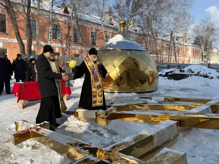 Купола и кресты строящегося при ДВОКУ храма освятил архиепископ Лукиан