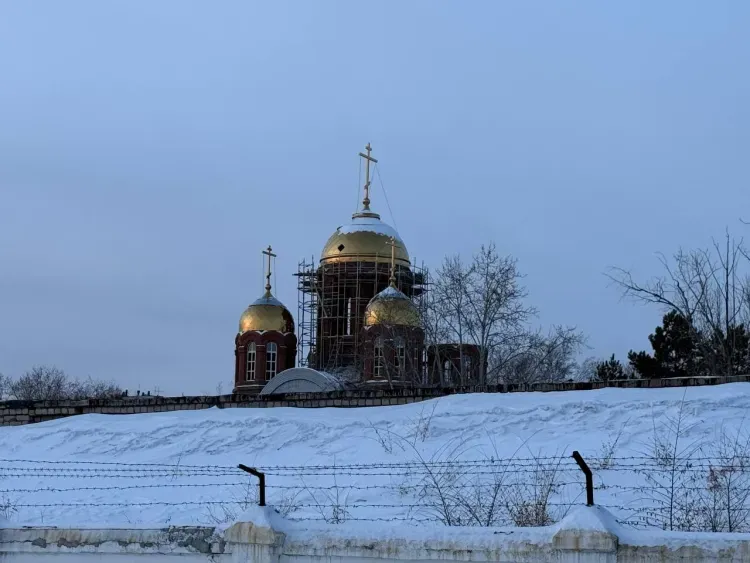 Купола и кресты строящегося при ДВОКУ храма освятил архиепископ Лукиан