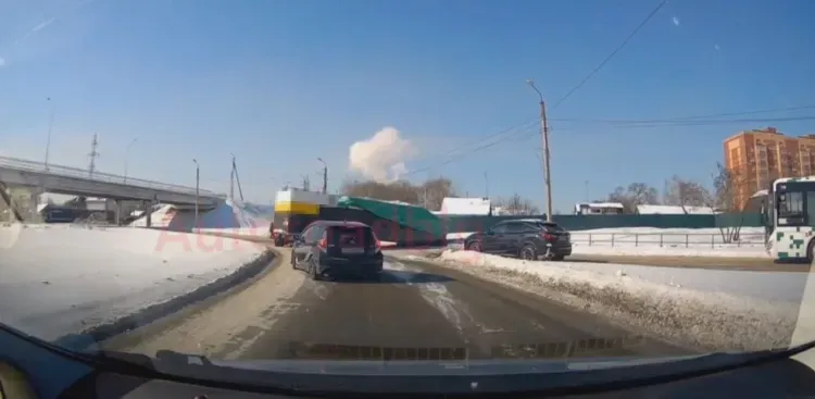 Дорога перекрыта: крупный груз упал на кольцевой развязке в Благовещенске