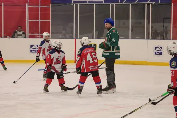 Легендарный хоккеист Данис Зарипов потренировался с юными амурскими спортсменами