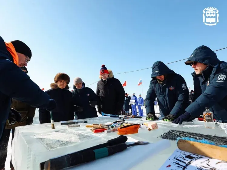 Уникальную гравюру создали в Благовещенске китайские и российские мастера