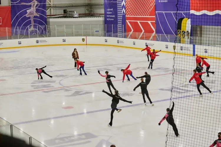 Фигуристка Евгения Медведева провела в Благовещенске мастер-класс для детей из двух стран