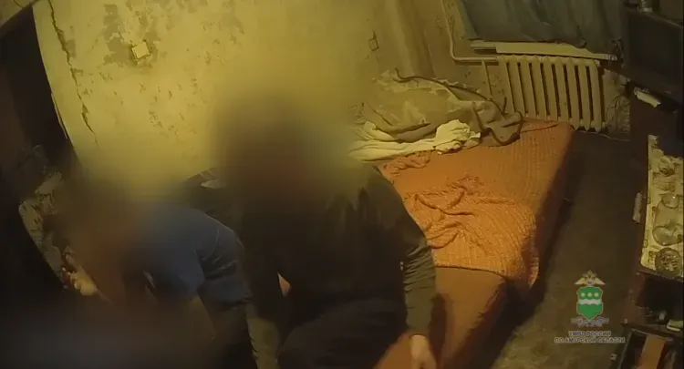 Прятался в шкафу: раскрывая разбой, полицейские попутно вышли на амурчанина в розыске