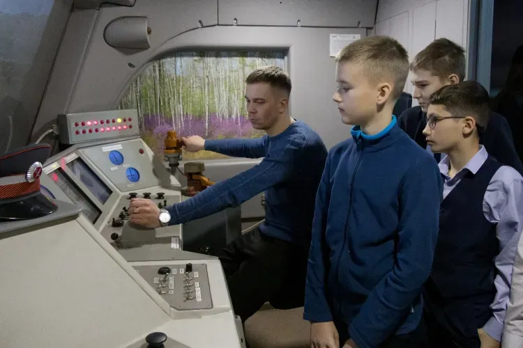 Встреча-экскурсия «Школьникам – о безопасности» прошла в Инженерном центре ЗабЖД 