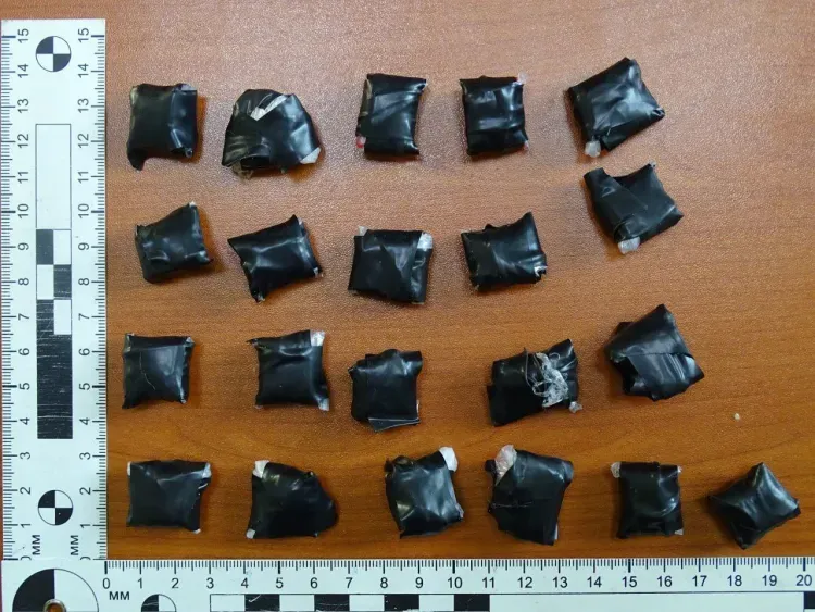 Юношу с десятками свертков с наркотиком поймали в Благовещенске