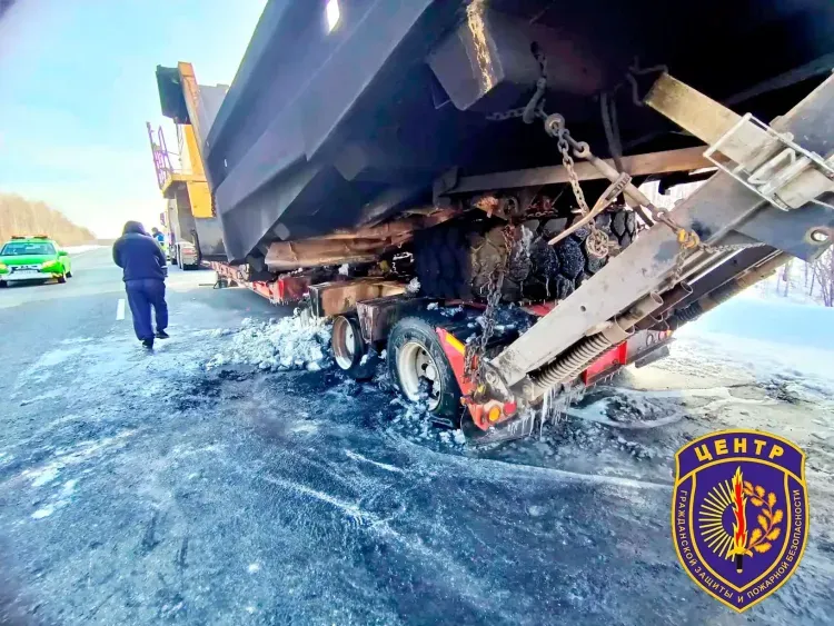 Ожоги рук получил водитель, спасая от возгорания грузовик на трассе в Приамурье