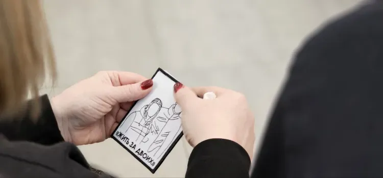 Необычные шевроны вручили к 8 Марта мамам и женам погибших на СВО амурчан