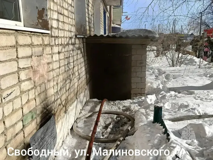 Жильцов горящей пятиэтажки эвакуировали пожарные в Свободном