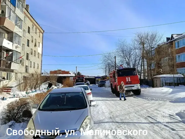Жильцов горящей пятиэтажки эвакуировали пожарные в Свободном