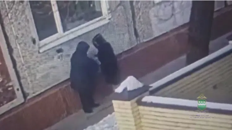 Жительница Москвы забрала для мошенников деньги пенсионерки из Благовещенска