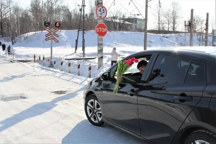 Акции «Тюльпановый переезд» прошли на железнодорожных переездах в Забайкалье и Приамурье в преддверии 8 марта