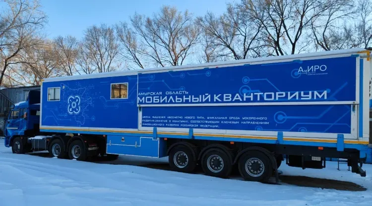 Технопарки на колесах учат детей Приамурья управлять дронами и собирать роботов