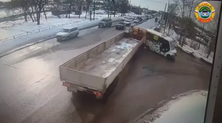 Три пассажира автобуса пострадали в аварии в Благовещенске, виновник - водитель маршрутки