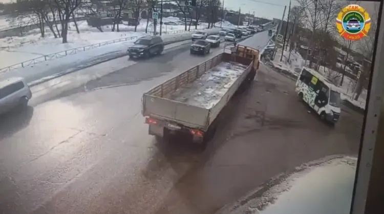 Три пассажира автобуса пострадали в аварии в Благовещенске, виновник - водитель маршрутки