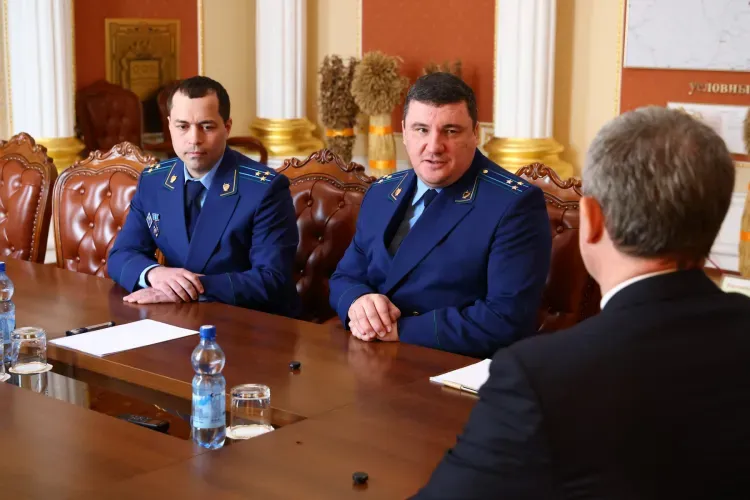 Губернатору Амурской области представили нового природоохранного прокурора