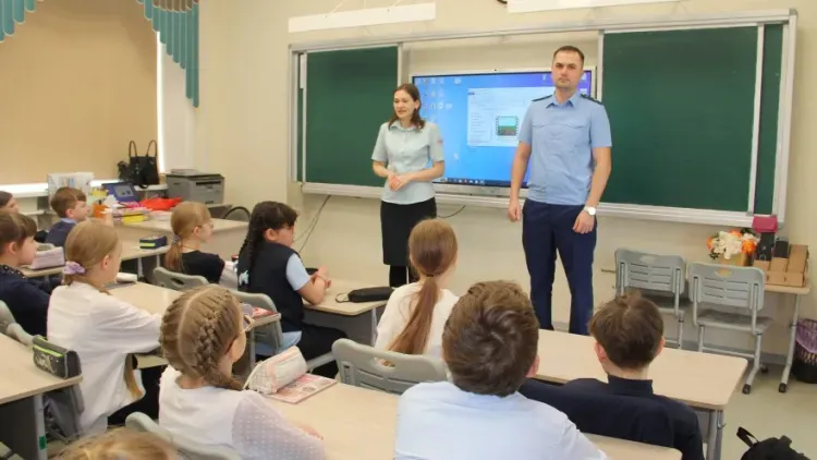 Сотрудники ЗабЖД рассказали о правилах безопасности на железной дороге школьникам из города Свободный Амурской области