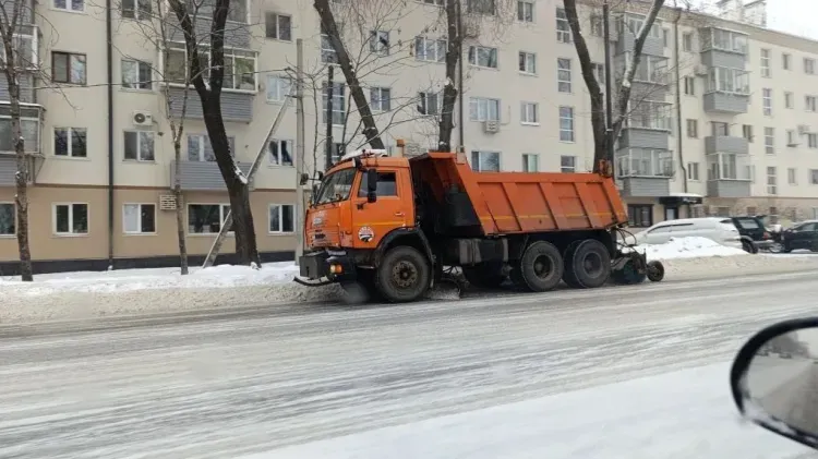 Дорожники перешли на усиленный режим работы из-за снегопада в Приамурье