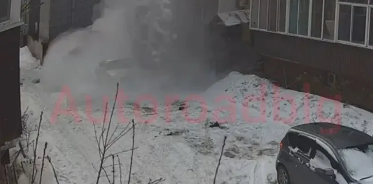 Снег упал с крыши и уничтожил автомобиль