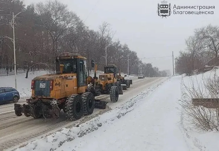 Дороги, остановки и тротуары продолжают очищать от снега