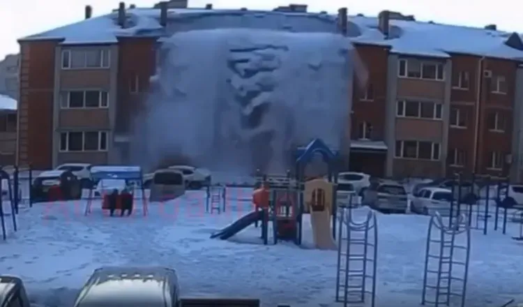 Лавина упала с крыши во дворе дома в Благовещенске