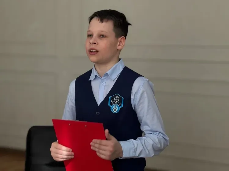 Школьник придумал лавочки для общения между жителями России и Китая