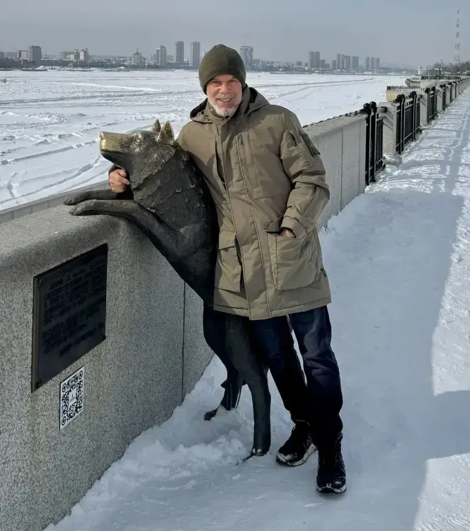 Известный певец Олег Газманов «оживил» с помощью нейросетей памятники Благовещенска