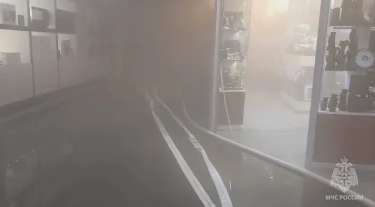 В Благовещенске на пожар в "Амурской ярмарке" выехали более 30 огнеборцев