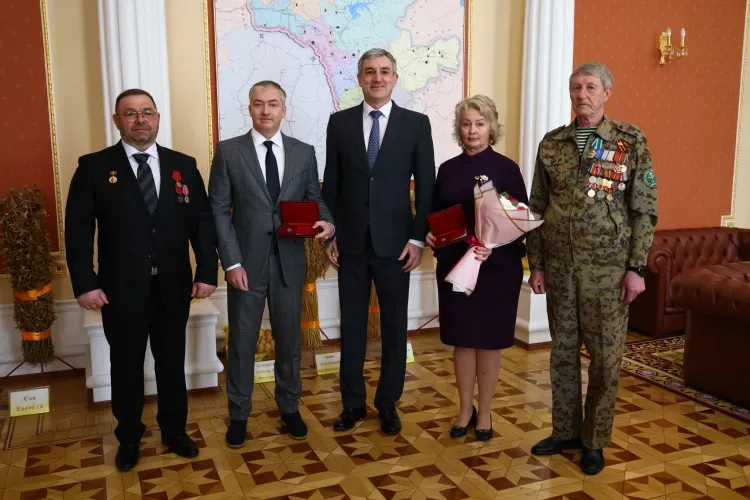 Жители Амурской области удостоены орденов и почетных званий 