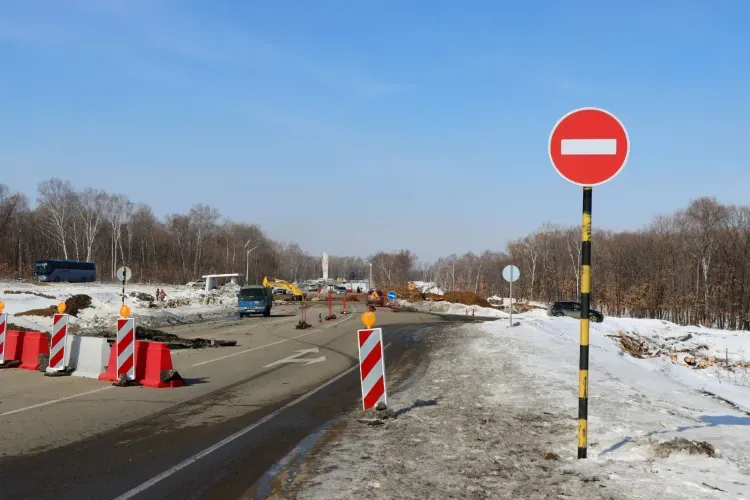 Трубы нового размера укладывают на трассе в аэропорт Благовещенска