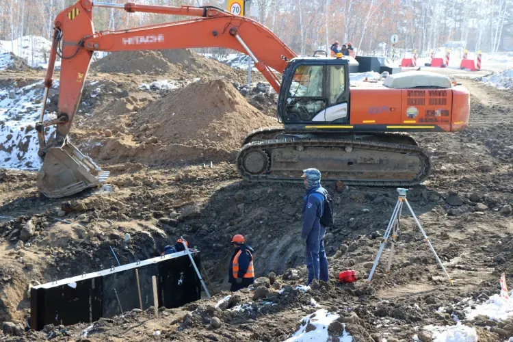 Трубы нового размера укладывают на трассе в аэропорт Благовещенска