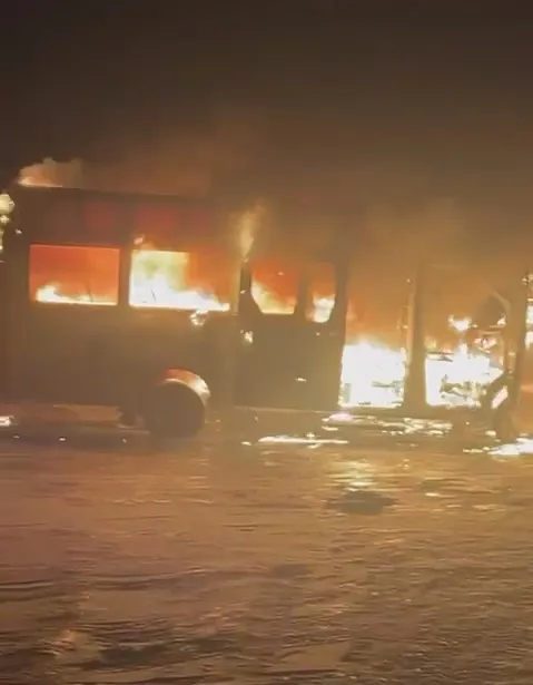 В Амурской области попал на камеру полыхающий автобус "Газель"